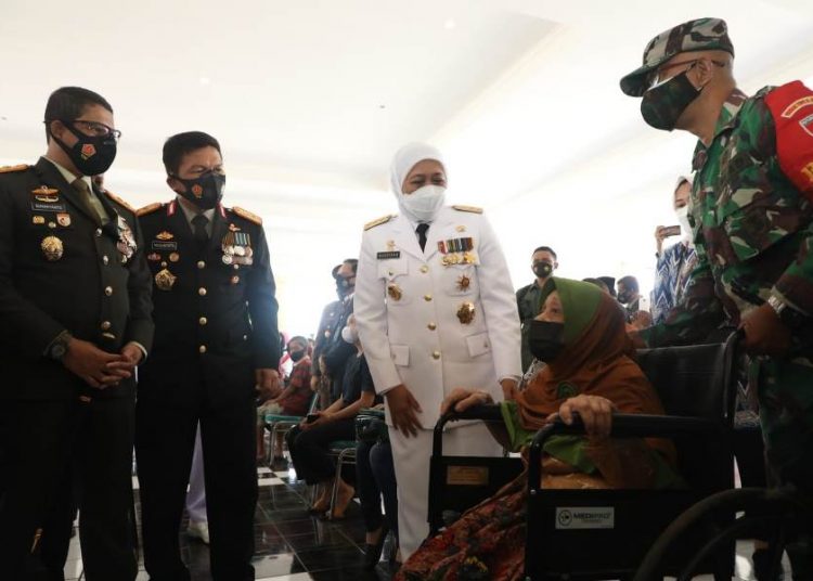 Gubernur Jatim Khofifah Indar Parawansa usai mengikuti upacara HUT ke-76 TNI secara virtual di Makodam V Brawijaya.