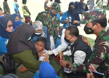 Panglima Koarmada II Laksda TNI Dr Iwan Isnurwanto bersama Wali Kota Surabaya Eri Cahyadi berupaya merayu siswa yang takut disuntik dalam serbuan vaksinasi merdeka di lapangan Thor.