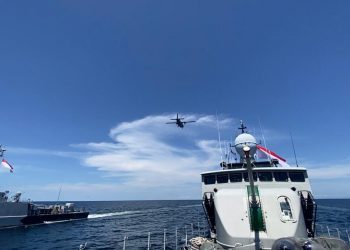 KRI dari Satuan Kapal Cepat Koarmada II, yakni KRI KRS-624, KRI HIU-634, dan KRI LYG-635 melakukan latihan tempur di Laut Sulawesi. Latihan juga melibatkan satu pesawat TNI AL jenis  Cassa NC-212 dengan nomor lambung U-6207 dari Skuadron 600 Wing Udara 2 Puspenerbal.