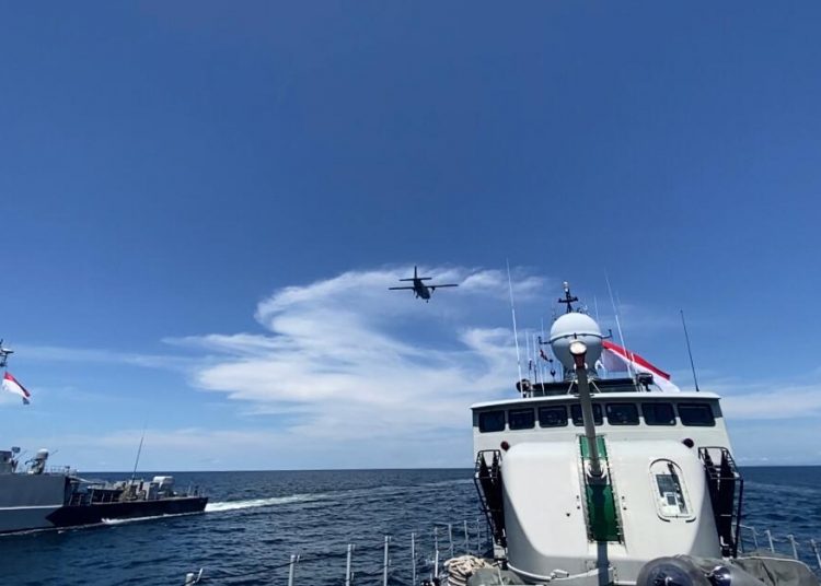 KRI dari Satuan Kapal Cepat Koarmada II, yakni KRI KRS-624, KRI HIU-634, dan KRI LYG-635 melakukan latihan tempur di Laut Sulawesi. Latihan juga melibatkan satu pesawat TNI AL jenis  Cassa NC-212 dengan nomor lambung U-6207 dari Skuadron 600 Wing Udara 2 Puspenerbal.