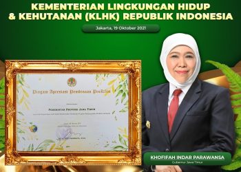 Gubernur Jatim Khofifah Indar Parawansa dan penghargaan sebagai Pembina Program Kampung Proklim Tingkat Provinsi dari Kementerian Lingkungan Hidup dan Kehutanan (KLHK).