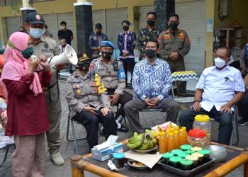 Salah satu pedagang menyampaikan aspirasinya kepada Wakil Wali Kota Armuji di Pasar Jambangan Baru.