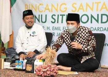 Wakil Gubernur Jawa Timur Emil Elestianto Dardak berbincang santai dengan Pengurus Cabang Nahdatul Ulama (PCNU) Situbondo.