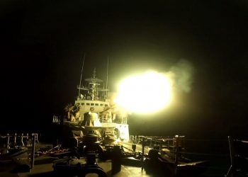 Sejumlah meriam ditembakkan untuk menghancurkan kapal selam musuh yang diskenariokan bakal menggagalkan tugas pokok Kogasgabfib dalam Latihan Operasi Amfibi 2021 (Latopsfib-21) di Perairan Dabo Singkep Kepulauan Riau.