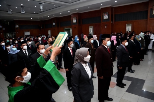 Pengambilan sumpah dan jabatan para pejabat Pemkot Surabaya yang menempati jabatan baru di Graha Sawunggaling.