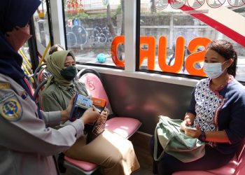 Naik Suroboyo Bus kini makin nyaman. Penumpang mendapat jaminan asuransi jika mengalami kecelakaan sampai Rp 50 juta.