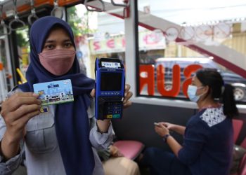 Selain bisa menggunakan sampah botol plastik dan pembayaran nontunai melalui scan QRIS, naik Suroboyo Bus kini bisa menggunakan sistem tapping pakai kartu Flazz.