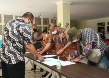 Penandatanganan pakta integritas oleh sejumlah pengelola RHU di kantor BPB Linmas Surabaya.