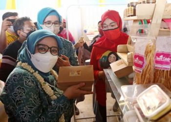 Ketua Tim Penggerak PKK Kota Surabaya Rini Indriyani di sela acara launching DOA (Dodolan Asemrowo Asik) Usaha Mikro Kecil Menengah (UMKM) di Kecamatan Asemrowo, Surabaya.