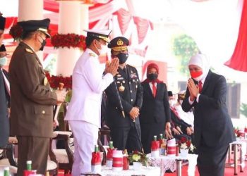 Gubernur Jatim Khofifah Indar Parawansa dalam upacara peringatan Hari Kesaktian Pancasila tahun 2021 di halaman gedung Negara Grahadi Surabaya.