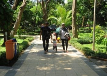 Sjumlah pengunjung sudah mendatangi taman kota. Dari 39 taman kota di Surabaya, Dinas Kebersihan dan Ruang Terbuka Hijau (DKRTH) telah membuka delapan taman kota.