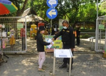 Sebelum masuk taman kota, pengunjung wajib menggunakan aplikasi PeduliLindungi. Selain itu, pengunjung juga wajib cek suhu, menggunakan masker, menjaga jarak, dan menjauhi kerumunan.