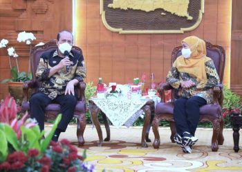 Kepala BNPT Kepala BNPT Komjen Boy Rafli Amar di gedung Negara Grahadi Surabaya bersama Gubernur Jawa Timur Khofifah Indar Parawansa.