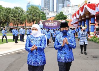 Gubernur Jawa Timur, Khofifah Indar Parawansa dan Wakil Gubernur Jatim Emil Elestianto Dardak dalam peringatan HUT Korpri ke-50 di Gedung Negara Grahadi.