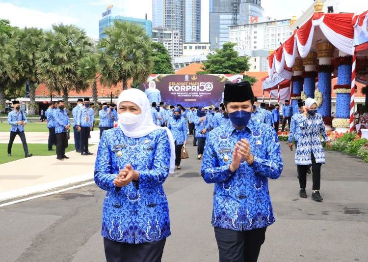 Gubernur Jawa Timur, Khofifah Indar Parawansa dan Wakil Gubernur Jatim Emil Elestianto Dardak dalam peringatan HUT Korpri ke-50 di Gedung Negara Grahadi.
