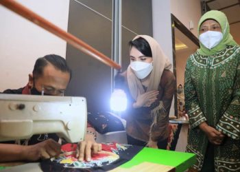 Ketua Dewan Kerajinan Nasional Daerah (Dekranasda) Jatim, Arumi Bachsin mengunjungi pelatihan singkat produk Dekranasda ‘Teknik Kolaborasi Inovasi Bordir di Atas Kain Batik’ di Hotel Aston Jember.
