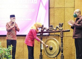 Gubernur Jatim Khofifah Indar Parawansa membukul gong dalam pembukaan Rakor Revitalisasi Dewan Pendidikan Dalam Mendukung Program Jatim Cerdas di Jatim di Hotel Grand Mercure Surabaya.