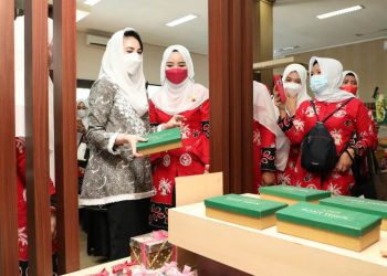 Ketua Dekranasda Jatim, Arumi Bachsin menerima kedatangan Ketua Dekranasda Pelalawan, Provinsi Riau, Sella Pitaloka Zukri Misran yang melakukan kunjungan kerja ke Galeri Dekranasda Provinsi Jatim, Jalan Raya Juanda, Sidoarjo.