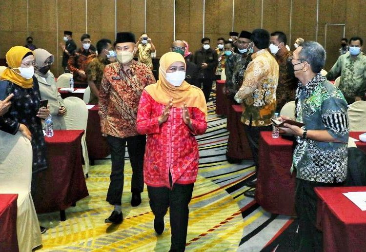 Gubernur Jatim Khofifah Indar Parawansa dalam pembukaan Rakor Revitalisasi Dewan Pendidikan Dalam Mendukung Program Jatim Cerdas di Jatim di Hotel Grand Mercure Surabaya.