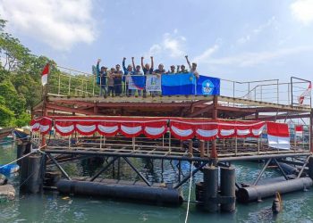 Bangunan lepas pantai Ocean FarmITS yang telah berhasil mengapung  pada pagi hari setelah peluncuran.