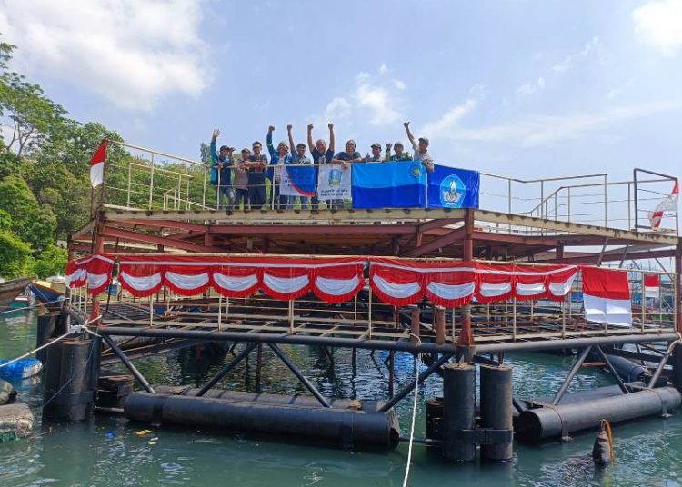 Bangunan lepas pantai Ocean FarmITS yang telah berhasil mengapung  pada pagi hari setelah peluncuran.