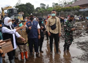 Gubernur Jawa Timur, Khofifah Indar Parawansa dalam peninjauannya di lokasi banjir bandang di Kota Batu.