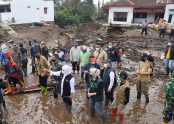 Gubernur Jawa Timur, Khofifah Indar Parawansa langsung turun dalam penanganan banjir bandang di Kota Batu.