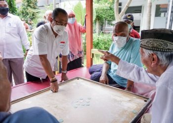 Wakil Wali Kota Surabaya, Armuji mengajak lansia bercengkrama dan jga ikut main karambol saat mengunjungi UPTD Griya Werdha di Kecamatan Jambangan, Surabaya.