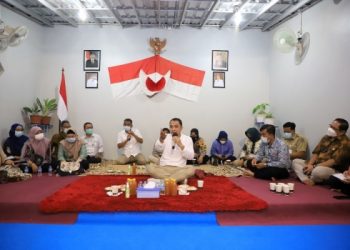 Dengan duduk lesehan, Wali Kota Surabaya Eri Cahyadi bersama jajaran Pemkot Surabaya menggelar cangkrukan di Balai RW. Di pertemuan tersebut menjadi ajang diskusi publik antara wali kota, pejabat pemkot dan warga.