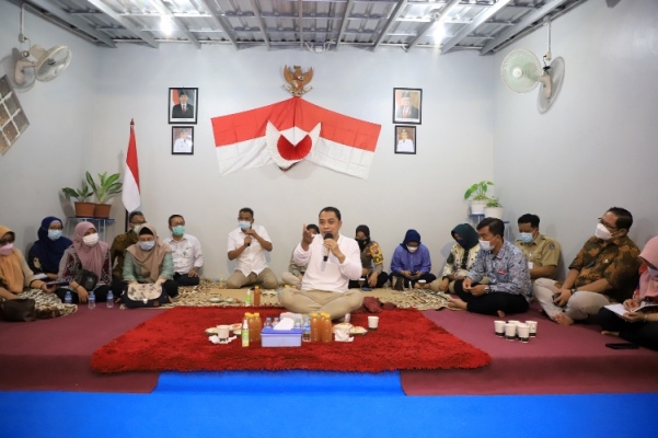 Dengan duduk lesehan, Wali Kota Surabaya Eri Cahyadi bersama jajaran Pemkot Surabaya menggelar cangkrukan di Balai RW. Di pertemuan tersebut menjadi ajang diskusi publik antara wali kota, pejabat pemkot dan warga.