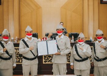 Wali Kota Surabaya Eri Cahyadi (dua dari kiri) dan Ketua DPRD Surabaya Adi Sutarwijono (tiga kari kanan) dan tiga pimpinan DPRD Surabaya yang lain menunjukkan berita acara pengesahan APBD tanggal 10 November 2021 lalu.