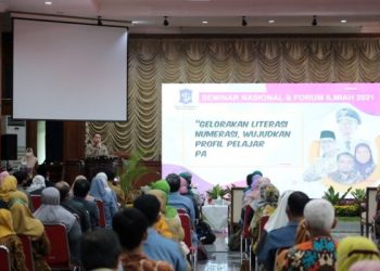 Wali Kota Surabaya Eri Cahyadi menjadi keynote speaker dalam Seminar Nasional dan Forum Ilmiah Guru dan Tenaga Kerja Kependidikan di Graha Sawunggaling, Komplek Gedung Pemkot Surabaya.