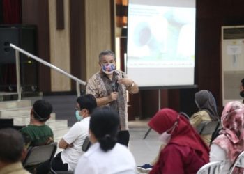 Kegiatan Dinas Kesehatan (Dinkes) Kota Surabaya memberikan motivasi kepada tenaga kesehatan dengan menggandeng Pakar Komunikasi dan Motivator Nasional, Dr Aqua Dwipayana.