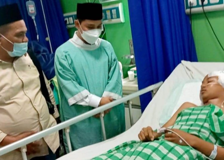 Wakil Bupati Mojokerto Muhammad Al Barraa saat menjenguk salah satu pasien korban luka akibat musibah pohon tumbang di Rumah Sakit Sakinah.