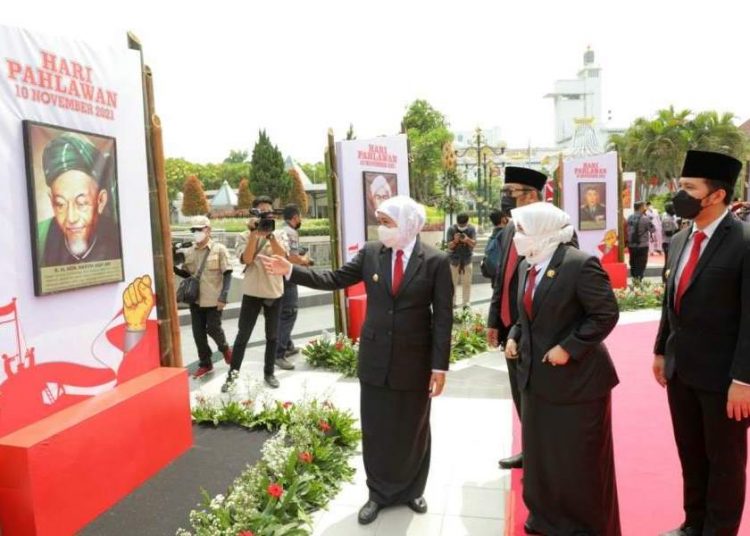 Gubernur Jawa Timur Khofifah Indar Parawansa didampingi Wagub Jatim Emil Elestianto Dardak melihat foto-foto pahlawan nasional usai upacara peringatan Hari Pahlawan.