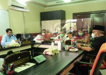 Suasana hearing di Komisi A DPRD Surabaya yang membahas tentang pelanggaran jam operasional Rekreasi Hiburan Umum (RHU).