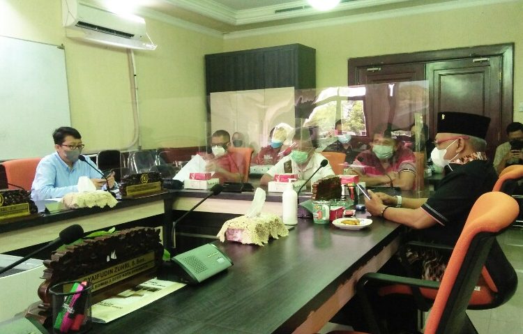 Suasana hearing di Komisi A DPRD Surabaya yang membahas tentang pelanggaran jam operasional Rekreasi Hiburan Umum (RHU).