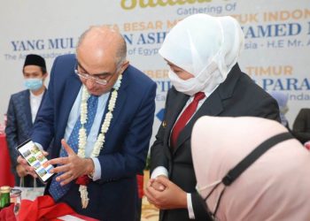 Gubernur Jawa Timur Khofifah Indar Parawansa saat menerima kunjungan Duta Besar Mesir untuk Indonesia  HE. Mr. Ashraf Mohamed Moguib Sultan di Gedung Negara Grahadi Surabaya.