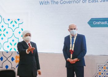 Gubernur Jawa Timur Khofifah Indar Parawansa saat menerima kunjungan Duta Besar Mesir untuk Indonesia  HE. Mr. Ashraf Mohamed Moguib Sultan di Gedung Negara Grahadi Surabaya.