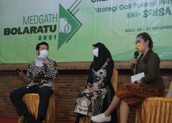 Wakil Gubernur Jatim Emil Elestianto Dardak dan Ketua Dekranasda Provinsi Jatim Arumi Bachsin saat menghadiri media gathering subholding upstream Pertamina "Mengelola Konten Medsos Pemprov Jatim" di Lawang Djoenjing, Surakarta, Jawa Tengah.