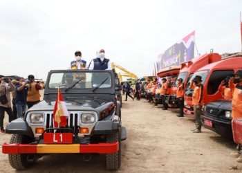 Gubernur Khofifah Indar Parawansa meninjau kesiapan pasukan saat memimpin Apel Siaga Banjir di Bendungan Semantok, Desa Sambikerep, Rejoso, Nganjuk.