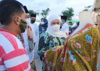 Gubernur Jawa Timur Khofifah Indar Parawansa meninjau salah satu stand dalam pameran dagang MTQ XXIX Provinsi Jatim di Lapangan Ex RSUD Pamekasan, Jl. Kesehatan, Kabupaten Pamekasan.