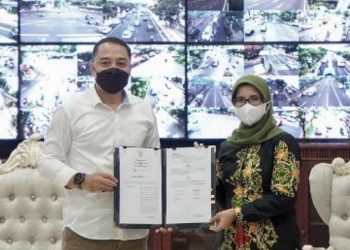 Wali Kota Surabaya, Eri Cahyadi menyambut kembali kedatangan Bupati Blitar, Rini Syarifah di ruang kerjanya Balai Kota Surabaya.