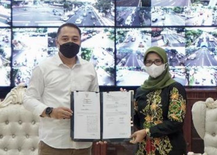 Wali Kota Surabaya, Eri Cahyadi menyambut kembali kedatangan Bupati Blitar, Rini Syarifah di ruang kerjanya Balai Kota Surabaya.