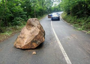 Batu besar berdiamater 120 sentimeter longsor di tengah jalan alternatif Cangar-Batu.