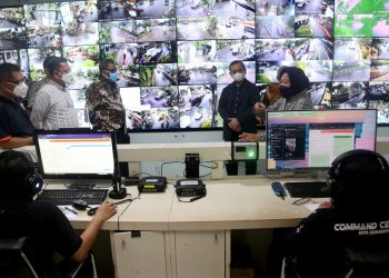 Menteri Sosial (Mensos) Tri Rismaharini bersama jajaran dari Kementerian Sosial (Kemensos) RI saat mendatangi Command Center (CC) 112 di Gedung Siola, Surabaya.