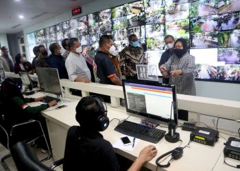 Menteri Sosial Tri Rismaharini saat mendatangi command center 112 di gedung Siola, Surabaya.