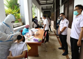 Pelaksanaan tes swab secara acak kepada aparatur sipil negara di lingkungan Pemkot Surabaya untuk menemukan kasus baru Covid-19 beberapa waktu lalu.