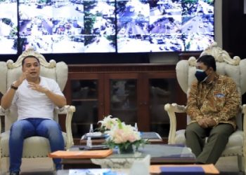Wali Kota Surabaya Eri Cahyadi saat menyampaikan gagasan, ide dan keinginannya terhadap PDAM kepada Direktur Utama PDAM Surya Sembada Arief Wisnu Cahyono.