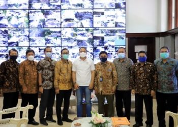 Direksi PDAM Surya Sembada yang baru dan Dewan Pengawas foto bersama dengan Wali Kota Surabaya Eri Cahyadi
